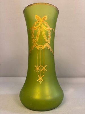 un vase vert orné d'un motif doré