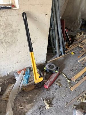 une photo montrant un tas d'outils dans une pièce