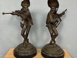 paire de figurines en bronze représentant des soldats armés, sur un socle en bois