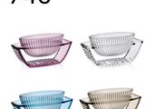 quatre bols en verre de couleurs différentes, sur lesquels figurent des chiffres