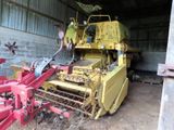 une grosse machine jaune qui se trouve à l'intérieur d'un bâtiment