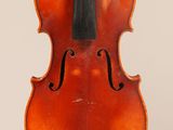 un vieux violon avec un archet accroché à son dos
