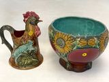 deux vases posés l'un à côté de l'autre sur une table