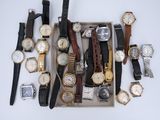 beaucoup de montres dans une boîte posée sur la table