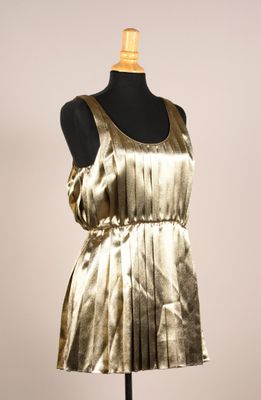 une robe dorée sur un pied de mannequin