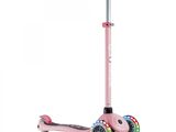 un gros plan d'un scooter rose avec ses roues, sur fond blanc