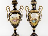 paire de vases noirs et dorés ornés de scènes peintes
