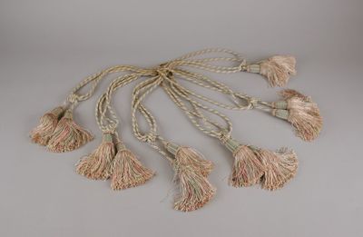 Six embrasses en passementerie vert, crème et rose.
