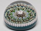 une photo d'un objet en verre orné d'un motif floral