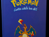 un livre bleu sur lequel figure l'image d'un personnage de Pokémon