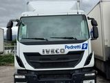 deux camions garés l'un à côté de l'autre dans un parking