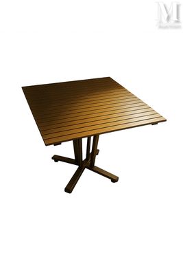 une image d'une table en bois sur fond blanc