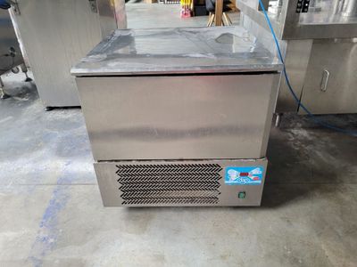 une machine placée au milieu d'une pièce
