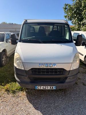 la camionnette blanche est garée dans le parking à côté d'autres voitures
