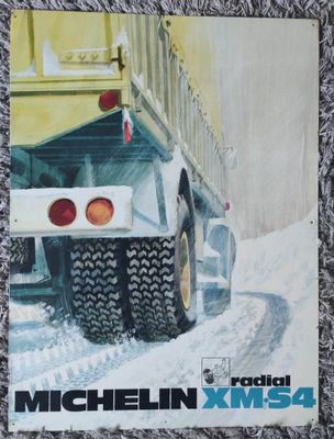 une photo d'une photo d'un camion dans la neige