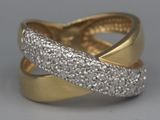 une image représentant une bague en or et en argent sertie de diamants
