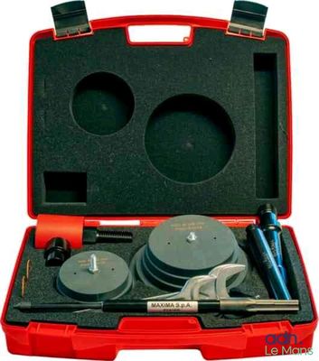 une image représentant une trousse à outils dans un coffret rouge sur fond blanc