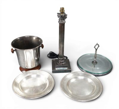une assiette en argent, ainsi qu'une tasse et une soucoupe en argent, posées sur une table