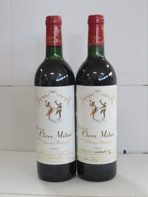 deux bouteilles de vin posées l'une à côté de l'autre sur un comptoir