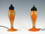 deux lampes posées sur une surface blanche