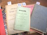 de nombreux livres posés les uns à côté des autres sur une table
