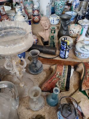 beaucoup de vases et d'autres objets sur la table