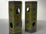 deux vases posés sur une table