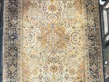 Un tapis persan ancien est exposé dans un magasin