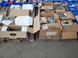 plusieurs cartons contenant divers appareils électroniques, posés sur une palette