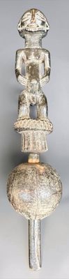 AFRIQUE, RDC - TCHOKWE Hochet en bois sculpté figurant un ho…