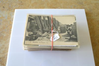 une pile de vieux livres sur laquelle est accrochée une étiquette