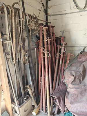 tout un tas d'outils qui traînent dans une pièce