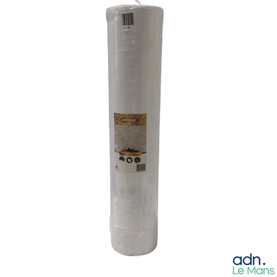 un rouleau de plastique transparent sur fond blanc