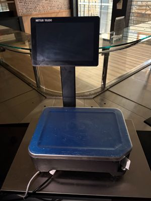 une image représentant une balance sur laquelle est posé un plateau bleu