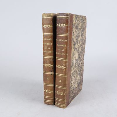 deux livres anciens posés l'un sur l'autre sur une surface blanche