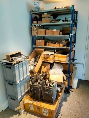 une pièce avec beaucoup de cartons et des cartons sur le sol