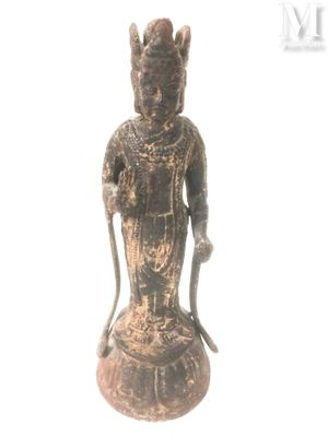 une image représentant une statue d'une femme tenant un serpent dans la main