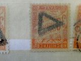 trois timbres aux motifs différents sur un fond blanc