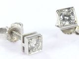 paire de boucles d'oreilles en diamant sur fond blanc