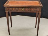 une petite table en bois surmontée d'un tiroir