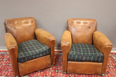 Paire de fauteuils club garni de cuir clouté, l'assise garni…