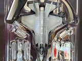 un avion miniature rangé dans une boîte en plastique