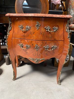 une commode en bois surmontée d'un miroir