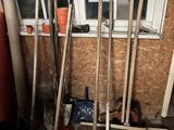 un grand nombre d'outils posés sur le sol