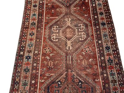 Tapis galerie Persan Chiraz, en laine à trois médaillons fon…