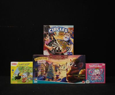 beaucoup de jeux qui traînent sur une table