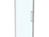 La porte de douche en verre est équipée d'une poignée coulissante sur le côté.
