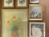 de nombreuses photos encadrées sur le mur de cette pièce