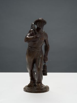 statue d'un homme parlant au téléphone portable, posée sur une surface blanche