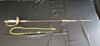 une photo représentant une canne et une corde posées sur un tissu noir